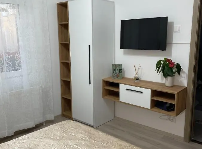 Casa Cu Curte * Нэводари